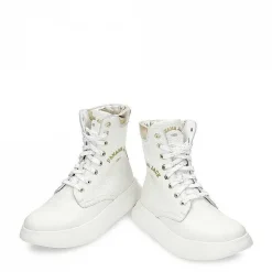 Vrouw Panama Jack Yuca