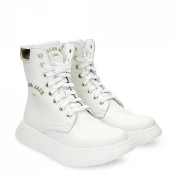 Vrouw Panama Jack Yuca