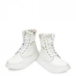 Vrouw Panama Jack Yuca