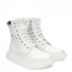 Vrouw Panama Jack Yuca